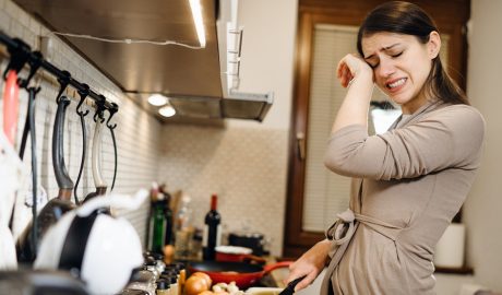 Чому цибуля щипає очі і як цього уникнути: 7 лайфхаків