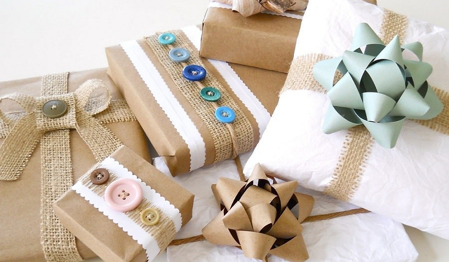 
 Как красиво упаковать вещь в подарочную бумагу: 4 способа, с которыми справится даже новичок (видео)                                